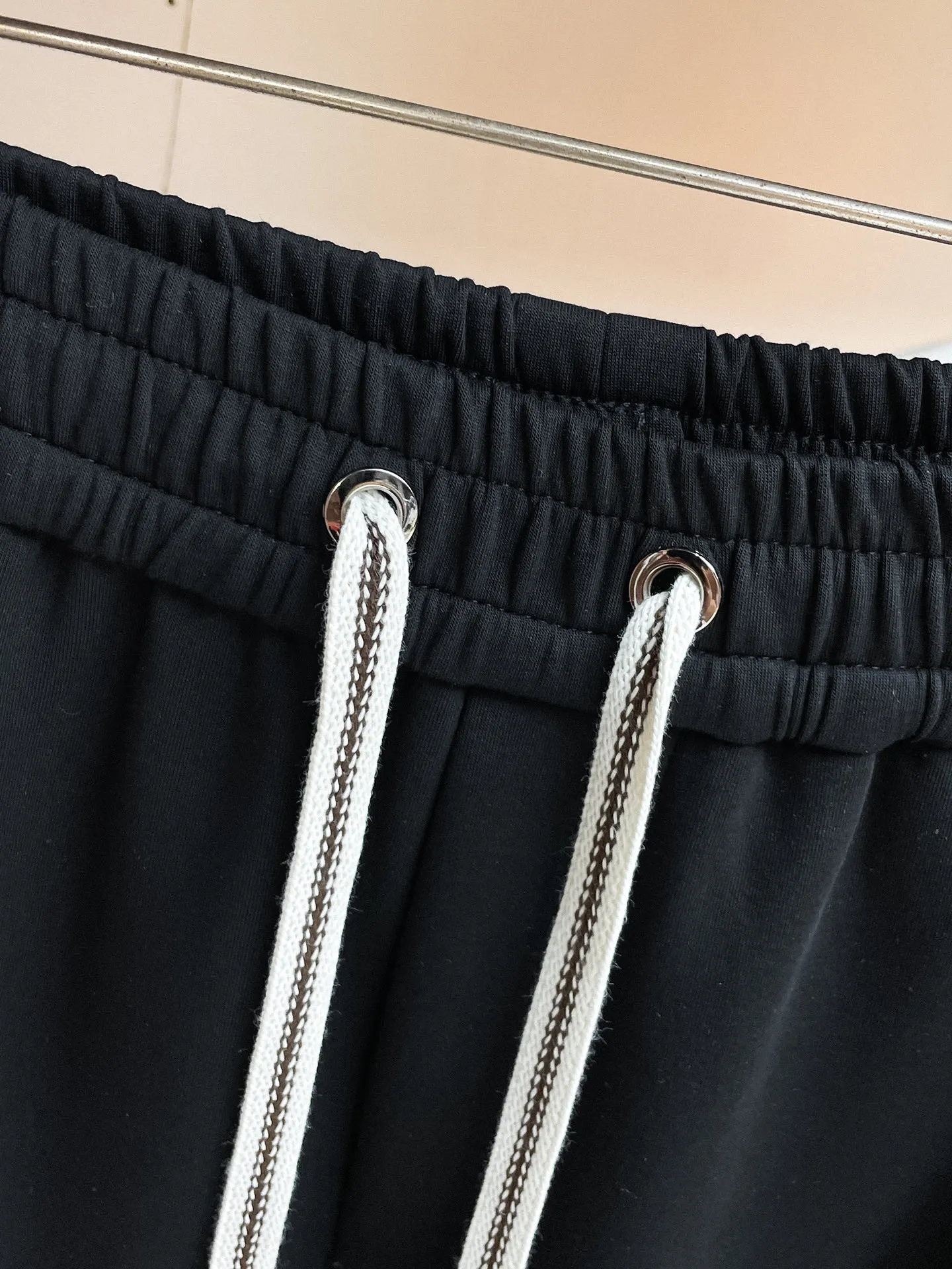 Balenciaga 2026 New Arrival counter Same Style casual suit, Breathable, comfortable and casual! Full of high-end feel! The details are exquisite and high-end, and the workmanship is impeccable! The original Premium fabric is very high-end! The fabric is crisp and anti-wrinkle Wear-Resistant, warm, neat and stylish. Everyone must buy a set this autumn and winter. They must look cool and cool when wearing them. We especially recommend Sizes M-3XL